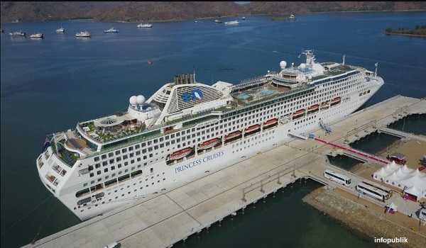 Kapal Cruise Raksasa Pertama Berhasil Sandar di Dermaga Gili Mas Lombok Barat
