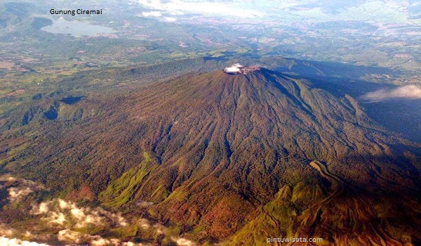 Lereng Gunung Ciremai Terbakar Tiga Hektare