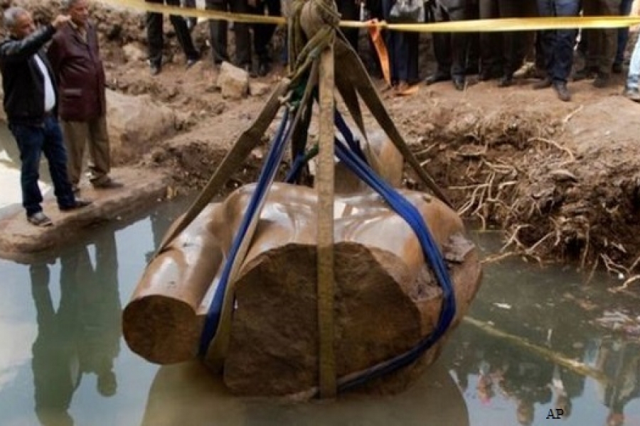 Mesir Angkat Tubuh Patung Firaun Ramses II dari Dalam Tanah