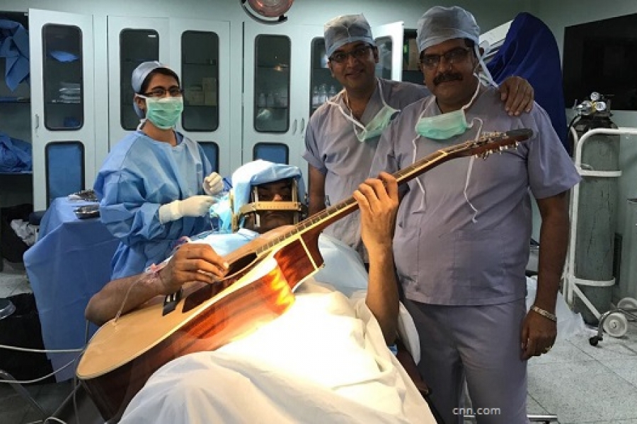 Musisi India Jalani Operasi Otak Sambil Main Gitar