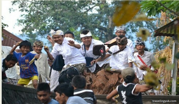 Perang Topat Simbol Kesuburan dan Perdamaian Antar Umat di Lombok